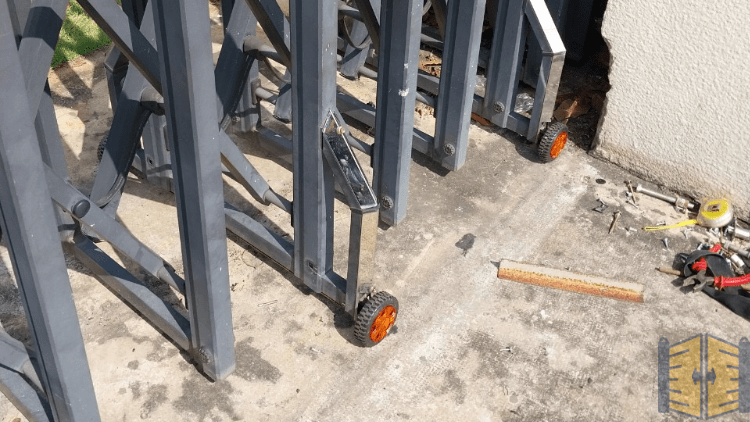 Thay thế, sửa chữa các thanh ray cửa bị gãy, các khớp nối bị bung